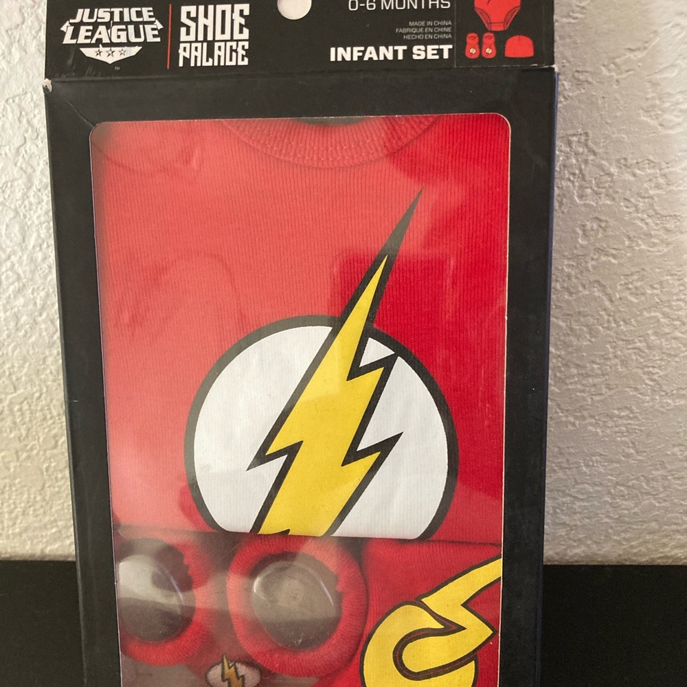 NEW JUSTICE LEAGUE 3 PIECE BODYSUIT BOOTIES CAP FLASH GORDAN SZ 0-6M Infant baby